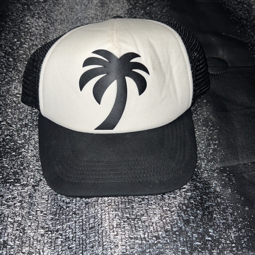 Crafted of a cotton blend, this Palm Angels cap features the brand logo on front
